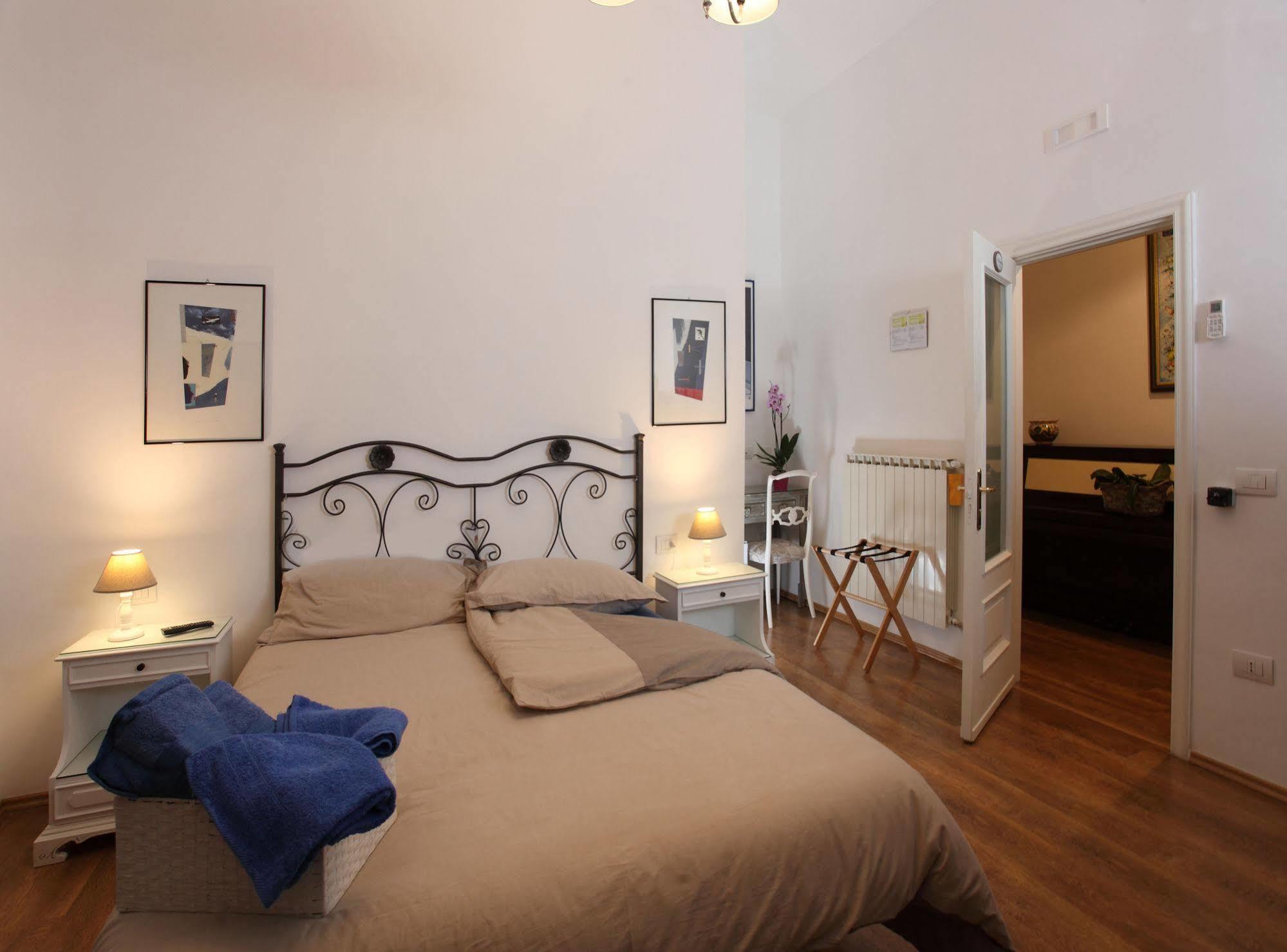 Napoli Pietrasanta Lt Bed and Breakfast Buitenkant foto